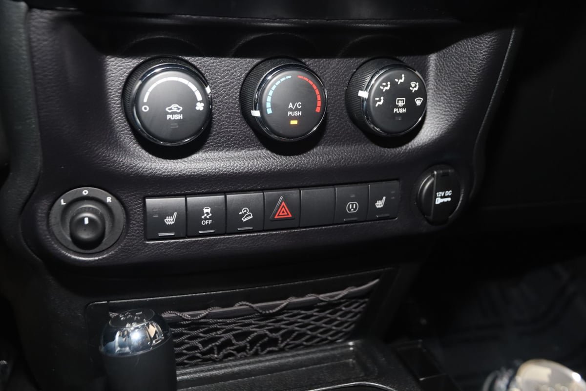 Used 2015 Jeep Wrangler Unlimited Sahara w/ Connectivity Group AWD/4WD image 25