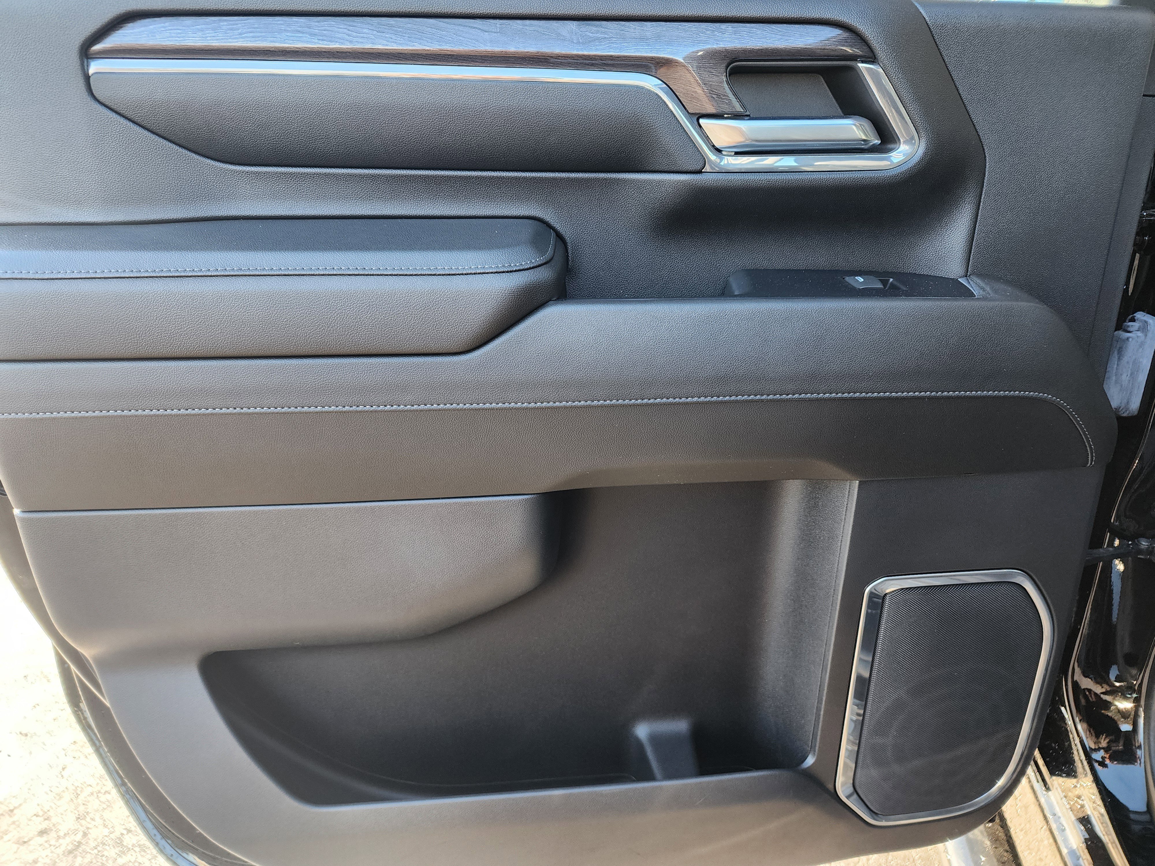 Used 2024 Chevrolet Silverado 2500 LTZ w/ LTZ Premium Package image 16