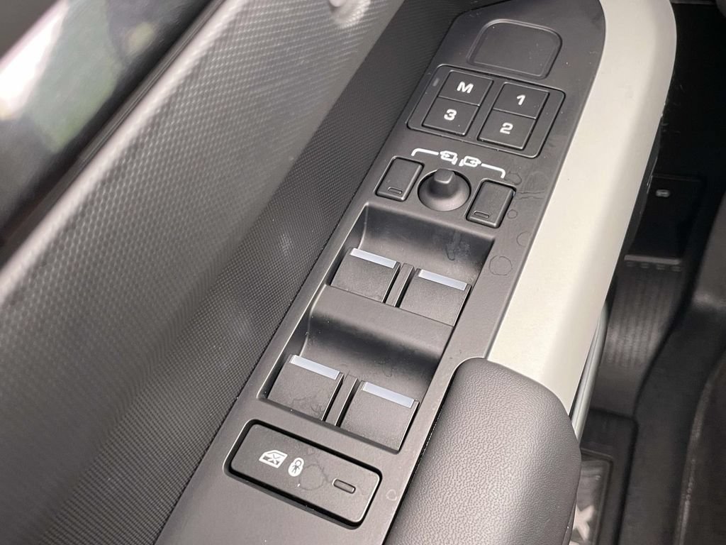 Used 2023 Land Rover Defender 110 X-Dynamic SE AWD/4WD image 37
