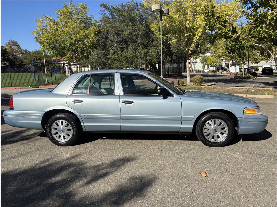 Used 2003 Ford Crown Victoria LX RWD image 5