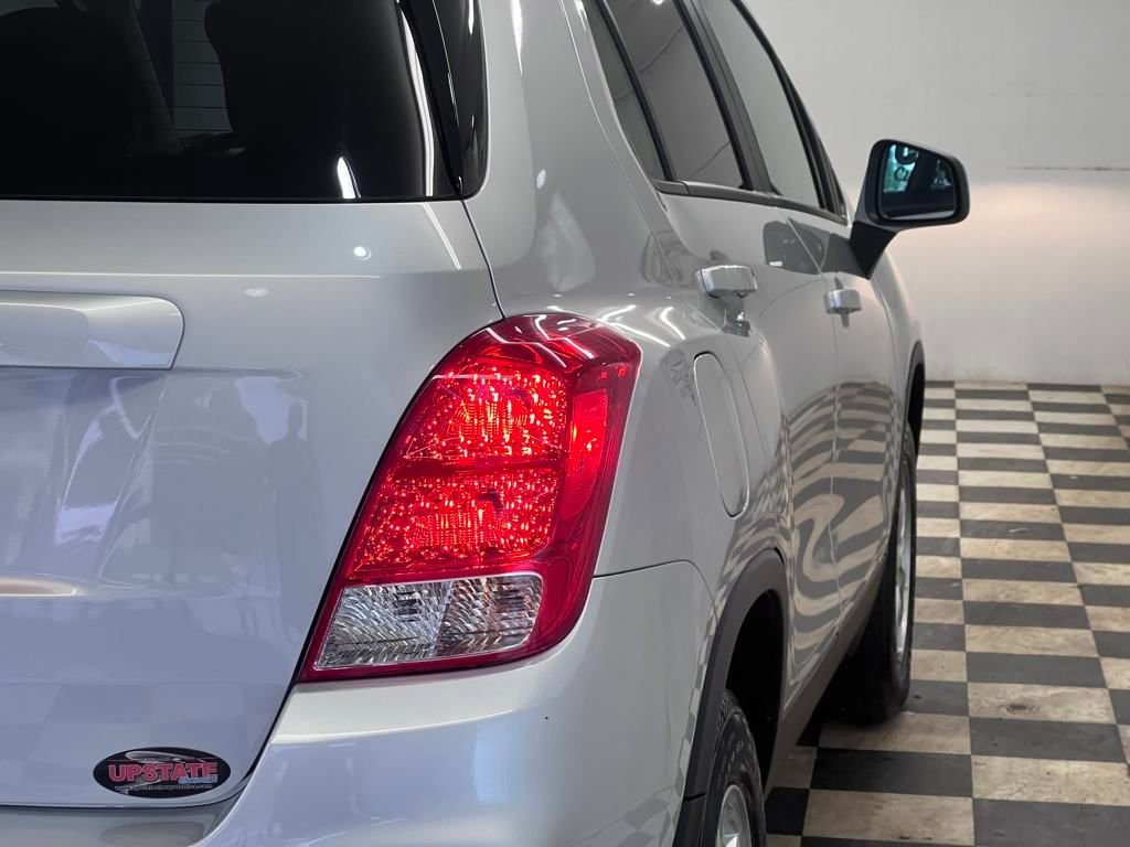 Used 2022 Chevrolet Trax LS w/ Tint and Cruise Package image 11