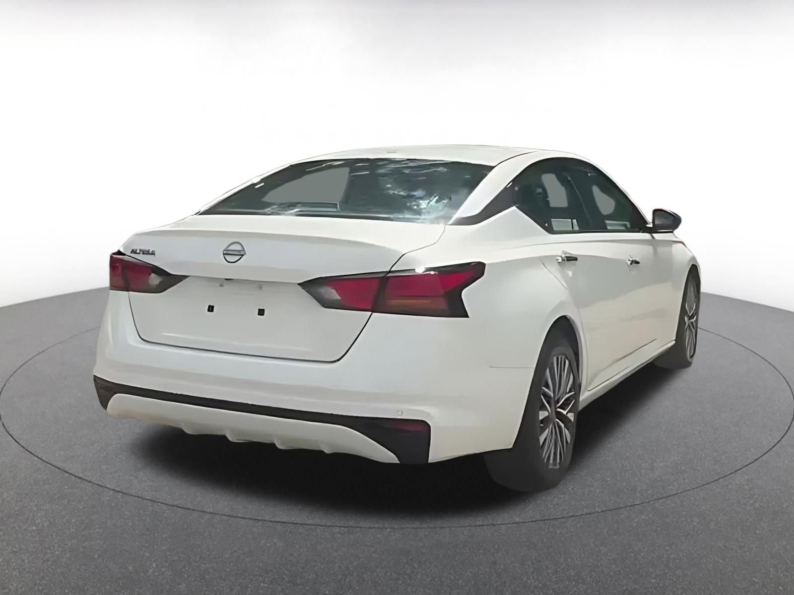 Used 2025 Nissan Altima 2.5 SV FWD image 14