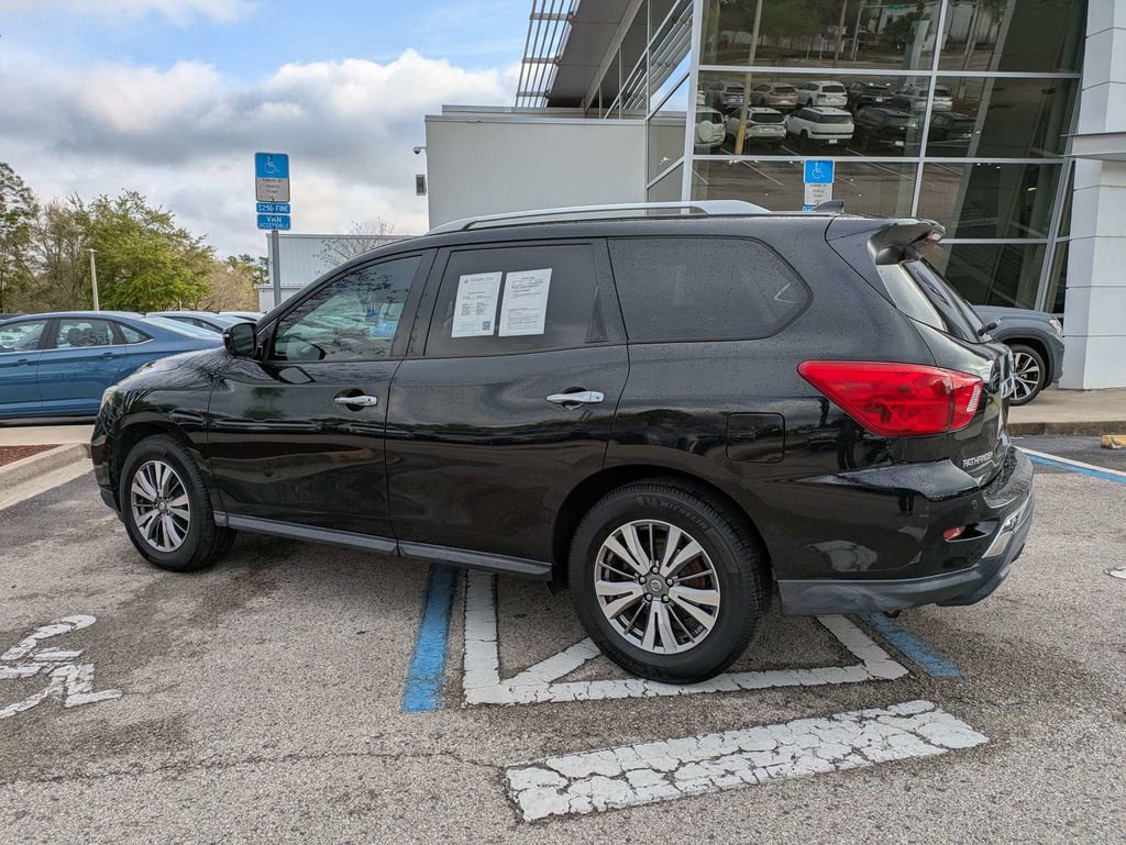 Used 2020 Nissan Pathfinder SV image 4