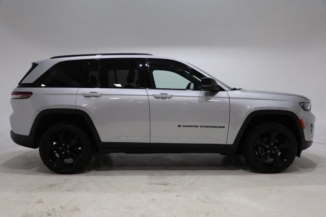 Used 2023 Jeep Grand Cherokee Altitude AWD/4WD image 8