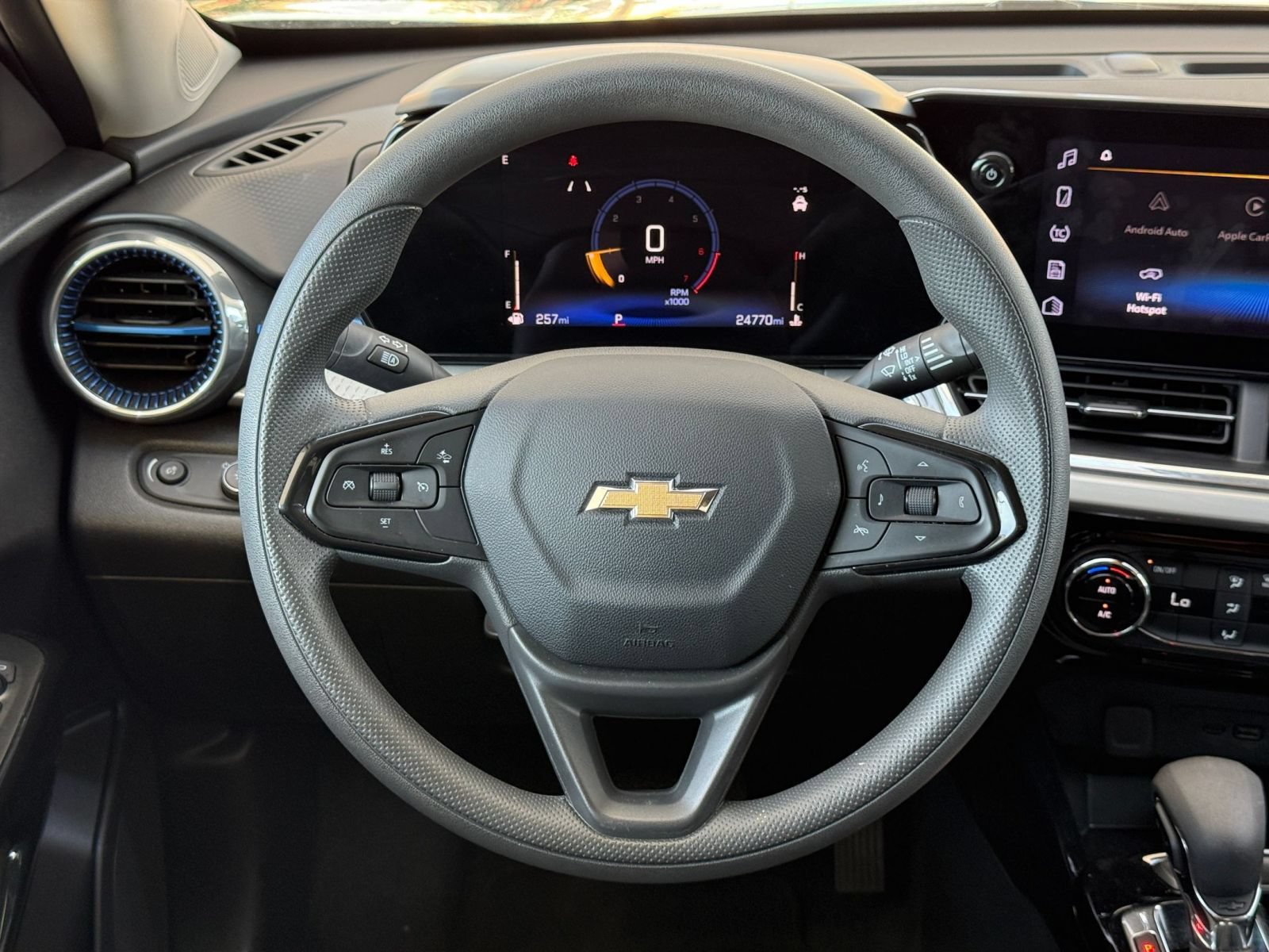 Used 2025 Chevrolet Trax LT FWD image 28