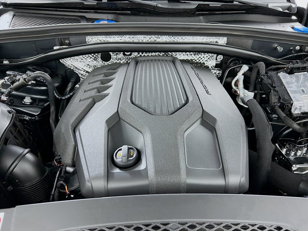 Certified 2026 Porsche Macan Turbo AWD/4WD image 32