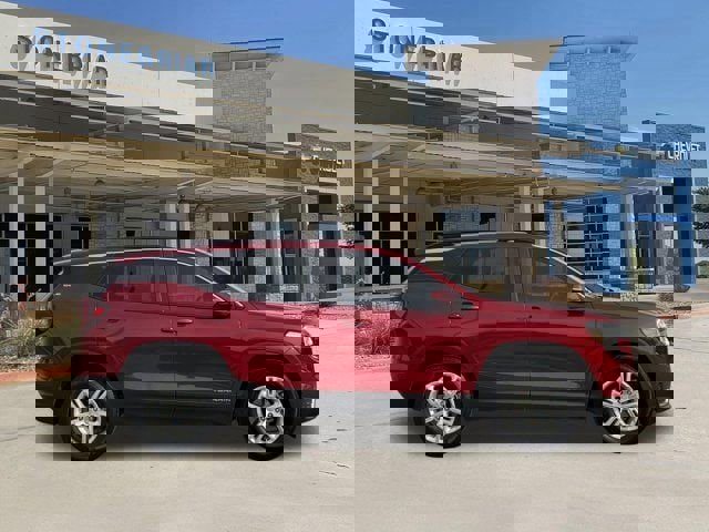 Used 2023 GMC Terrain SLE w/ Driver Convenience Package image 4