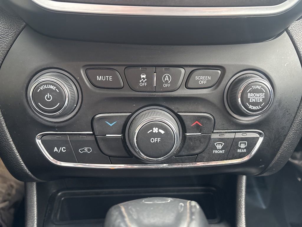 Used 2020 Jeep Cherokee Trailhawk w/ Cold Weather Group image 27