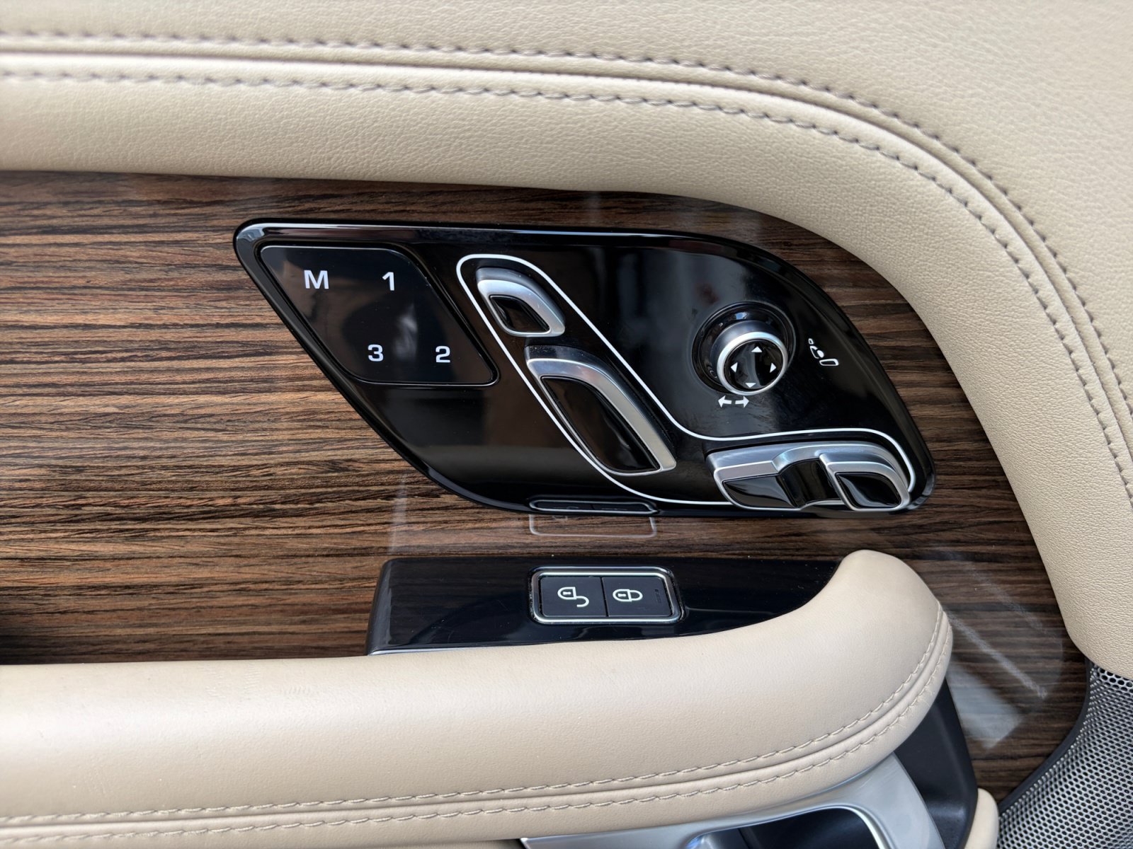 Used 2018 Land Rover Range Rover Supercharged AWD/4WD image 14