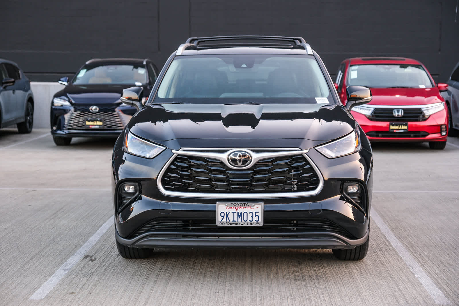 Used 2024 Toyota Highlander XLE FWD image 2