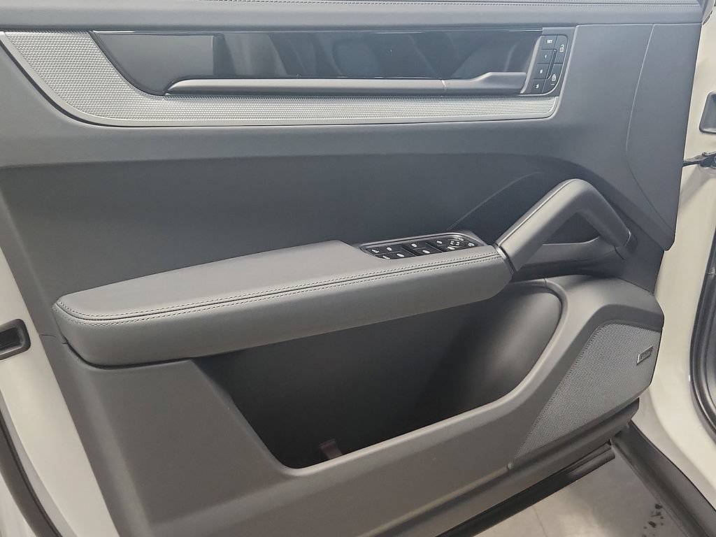 New 2026 Porsche Cayenne Coupe AWD/4WD image 13