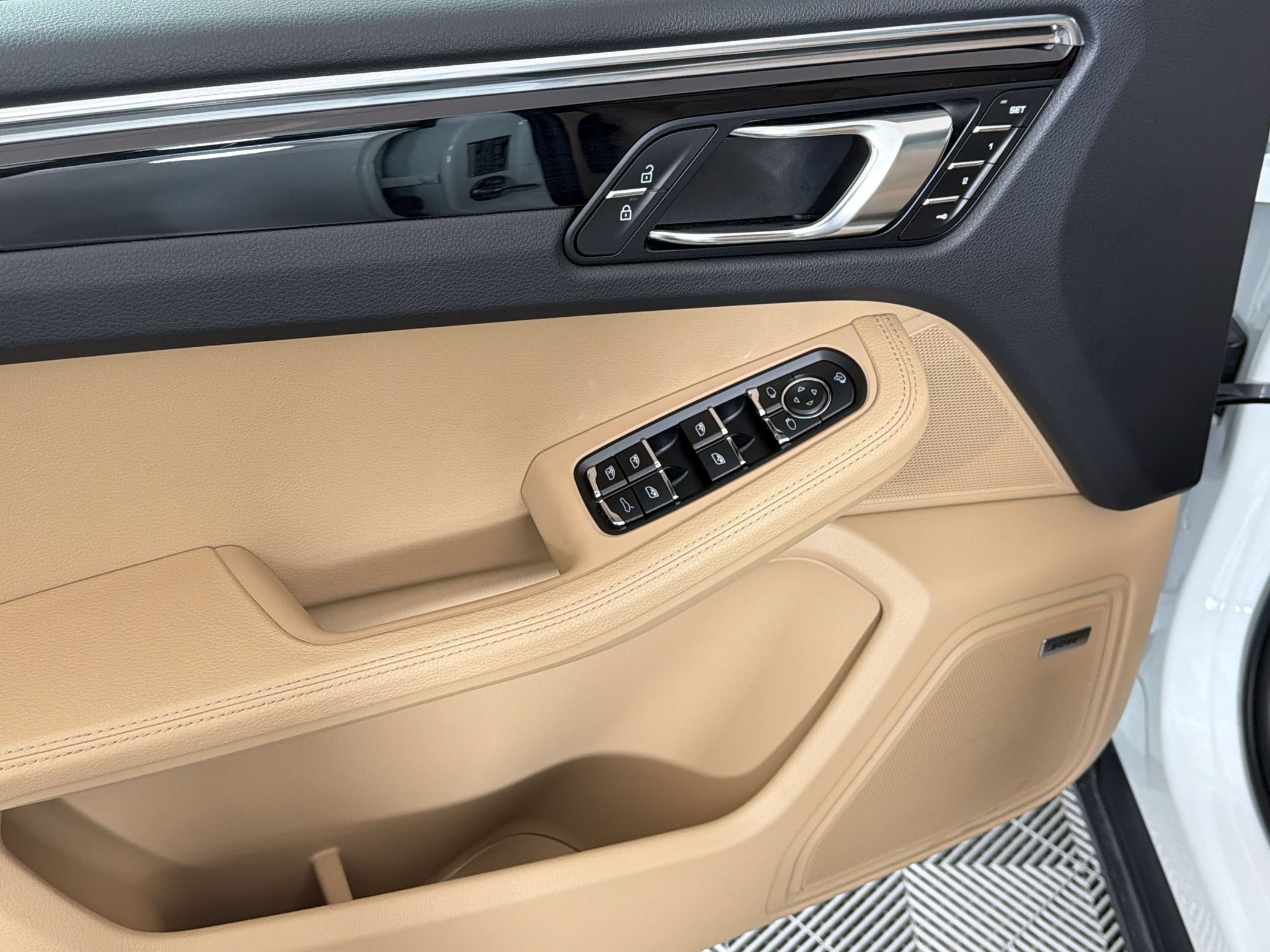 Certified 2025 Porsche Macan AWD/4WD image 15