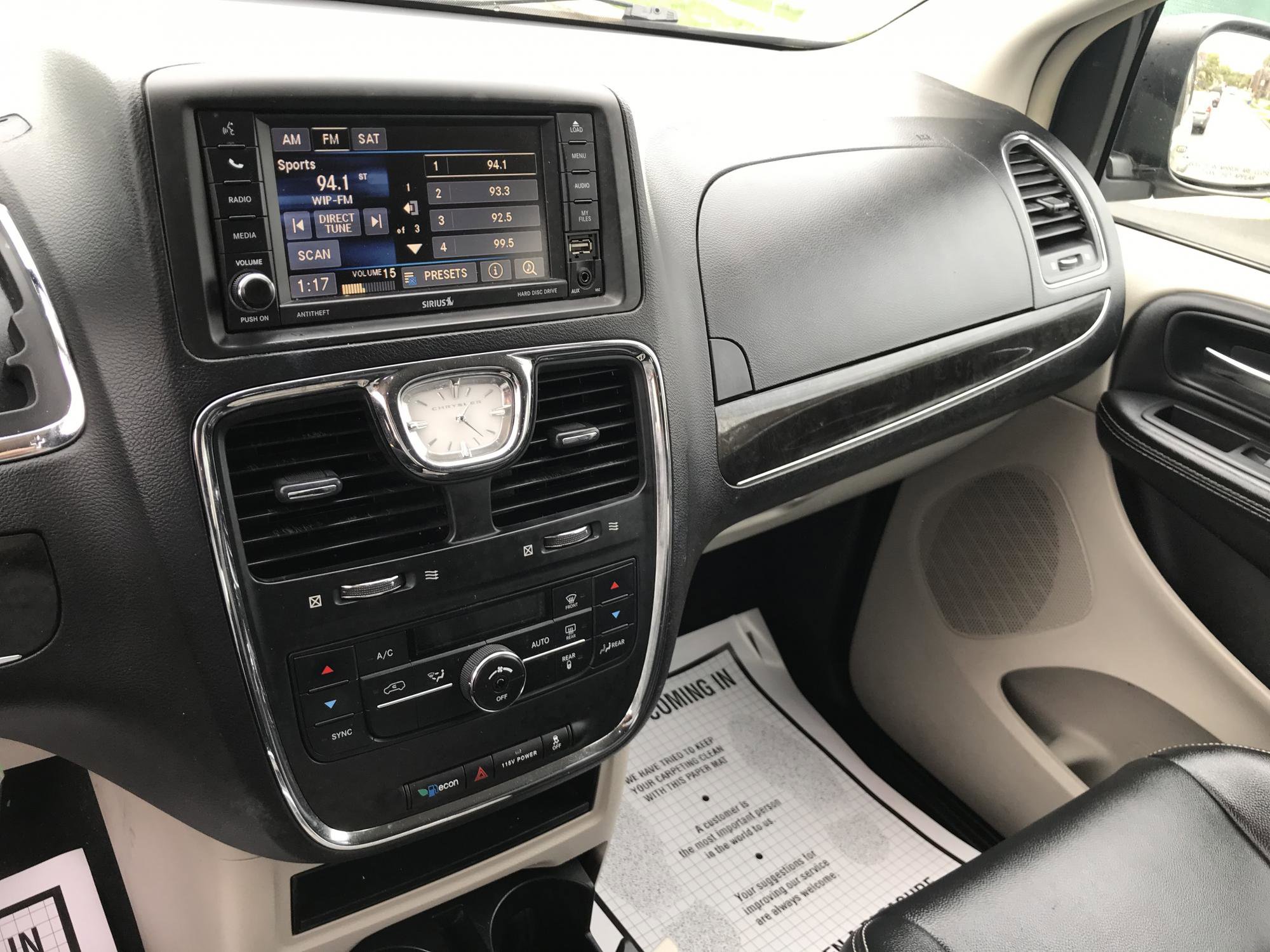 Used 2016 Chrysler Town & Country Touring FWD image 13