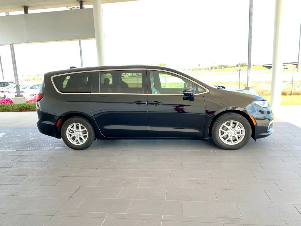 Used 2025 Chrysler Pacifica Select image 4