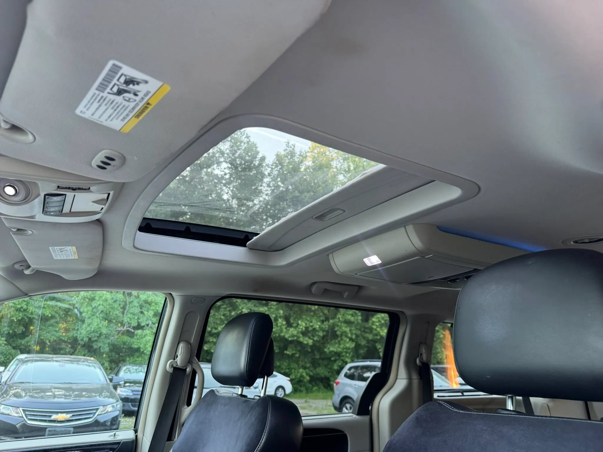 Used 2012 Chrysler Town & Country Limited w/ Luxury Group FWD image 18