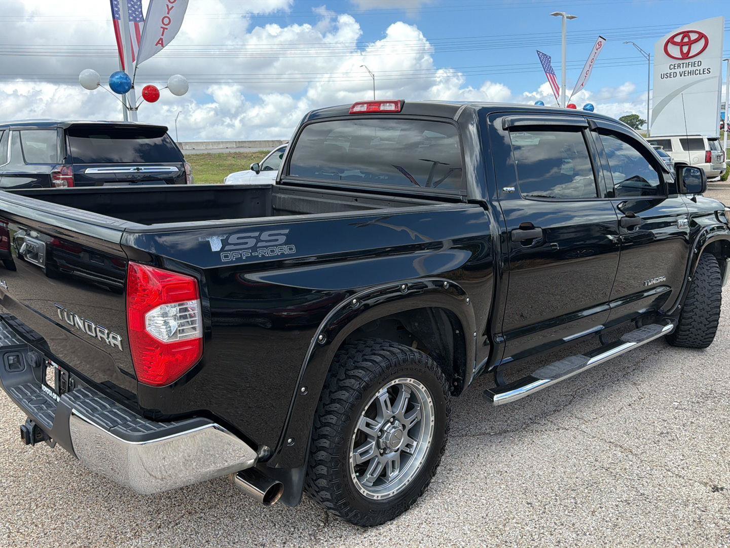 Used 2018 Toyota Tundra SR5 w/ SR5 Upgrade Package AWD/4WD image 3