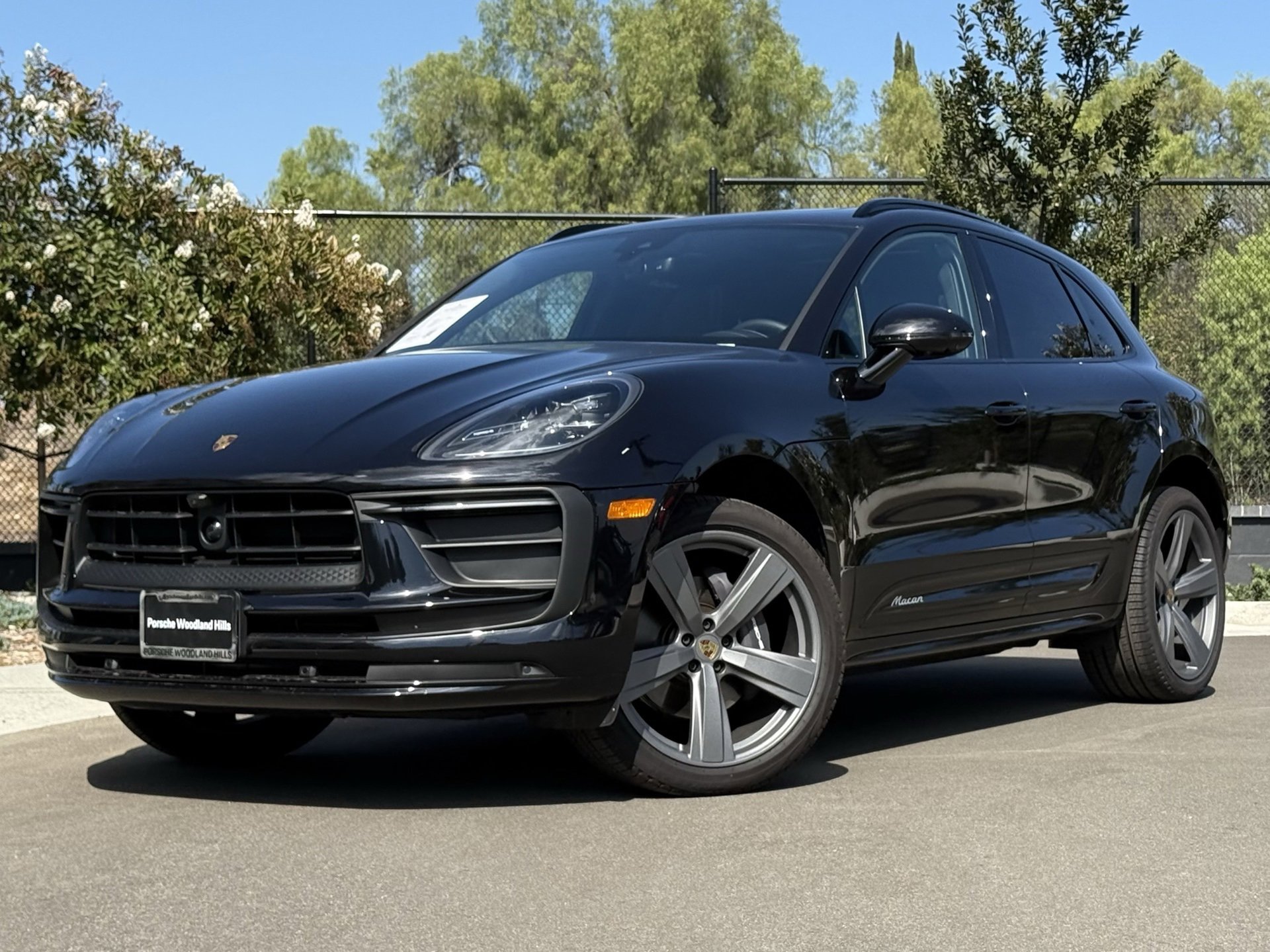 Used 2025 Porsche Macan image 1