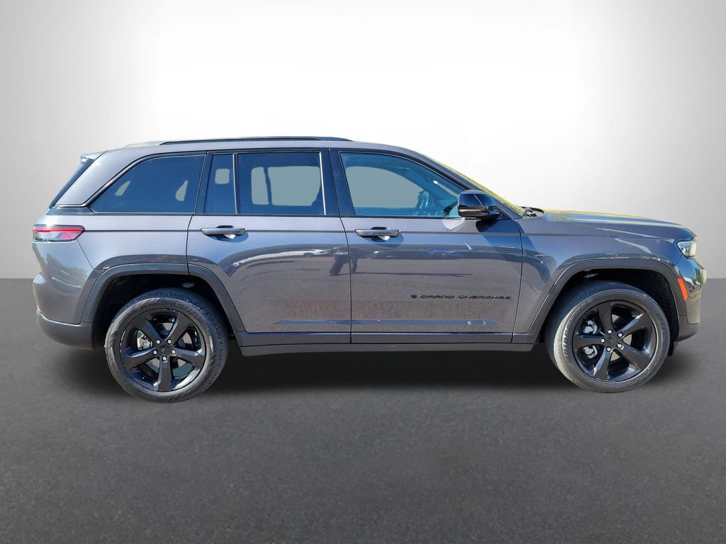 Used 2024 Jeep Grand Cherokee Altitude AWD/4WD image 6