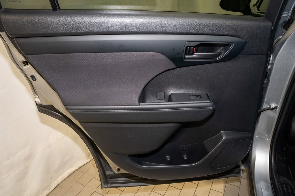 Used 2021 Toyota Highlander LE image 10