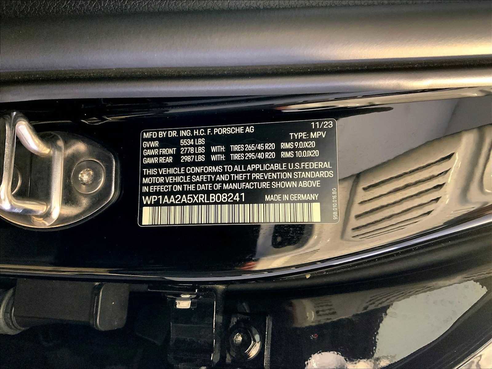 Certified 2024 Porsche Macan image 36