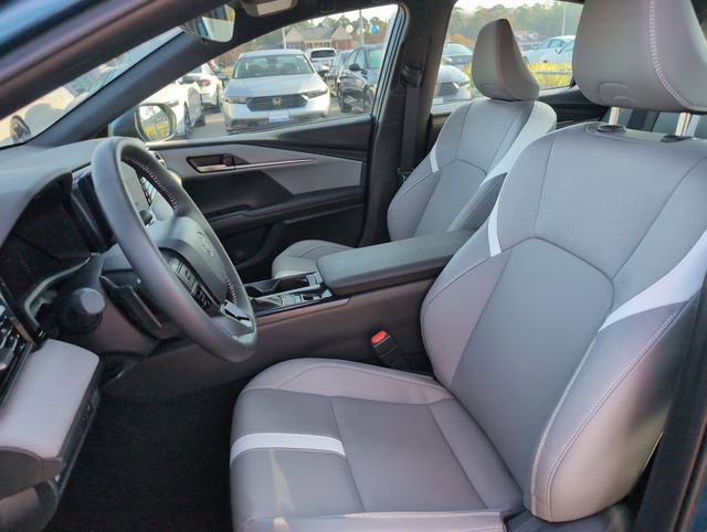 Used 2025 Toyota Camry SE image 9