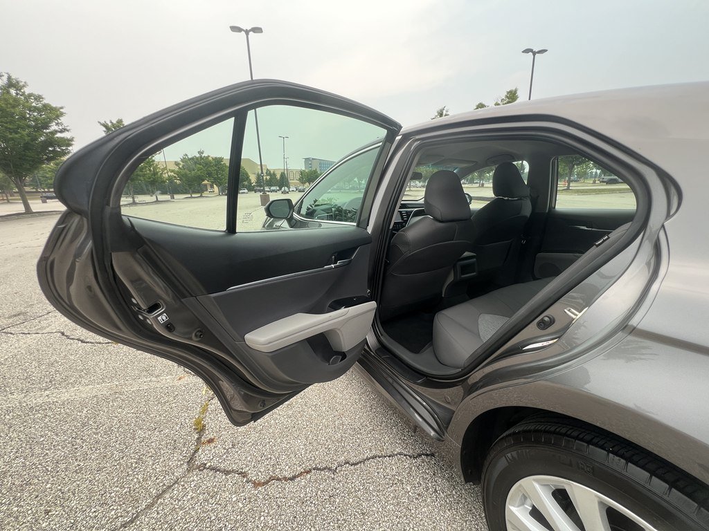Used 2018 Toyota Camry LE FWD image 14