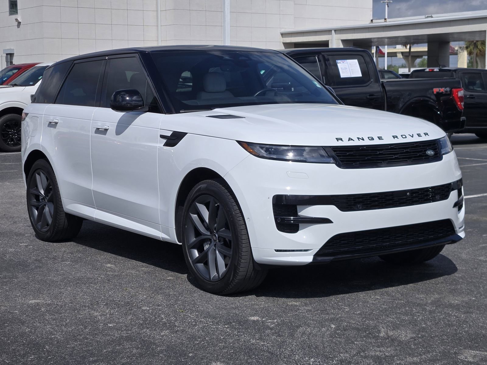 Used 2025 Land Rover Range Rover Sport Dynamic SE image 3