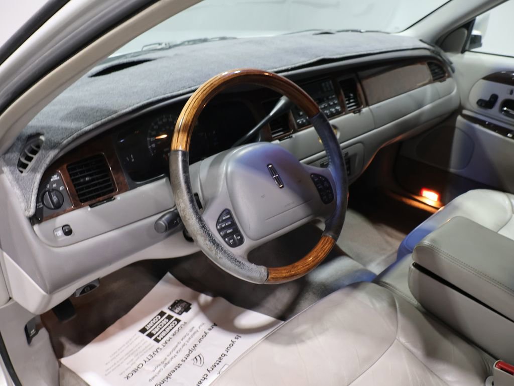 Used 2000 Lincoln Town Car Cartier image 14