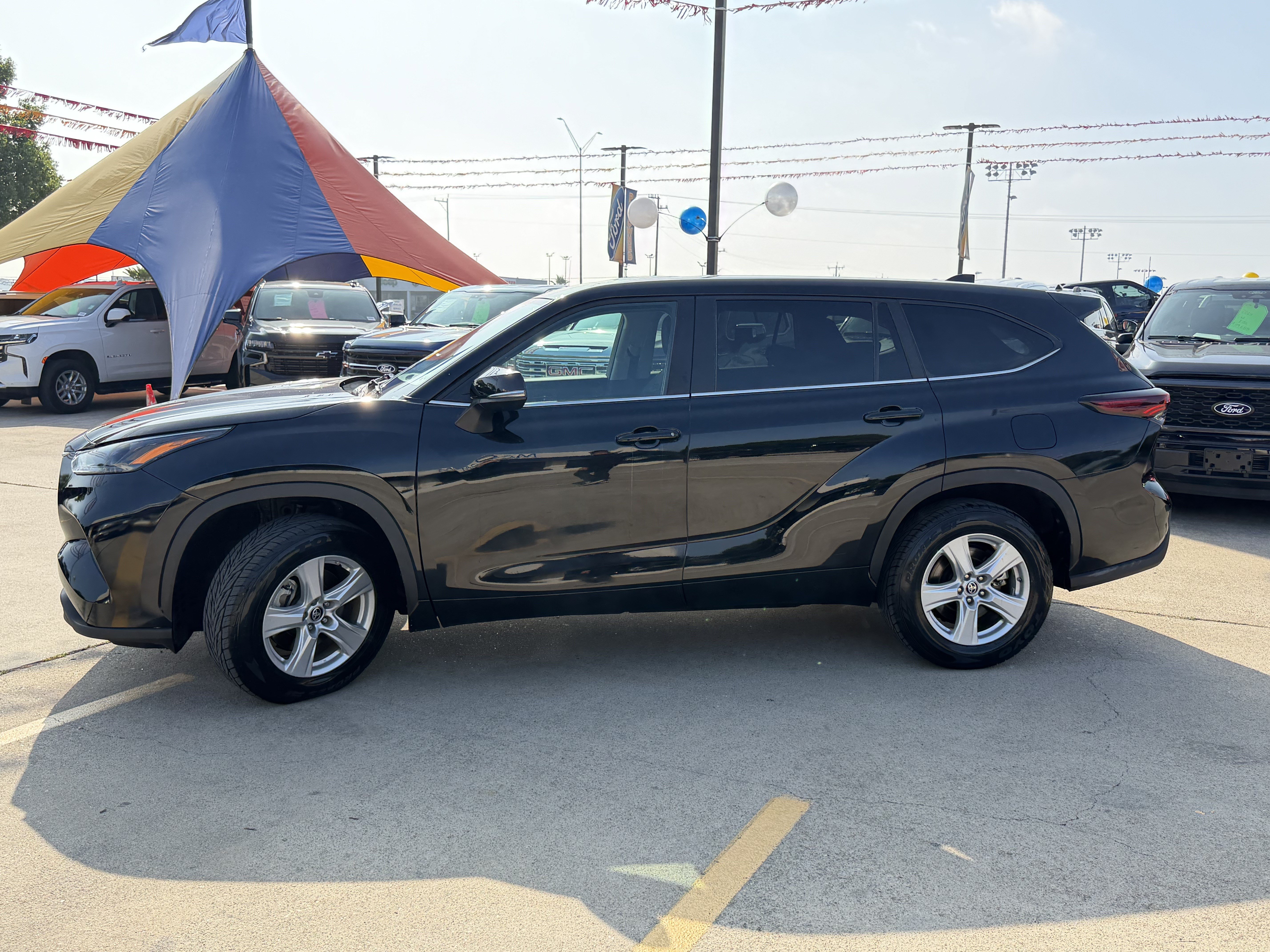 Used 2025 Toyota Highlander LE FWD image 9