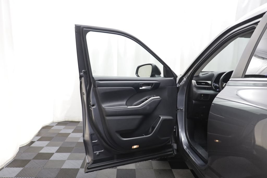 Used 2023 Toyota Highlander XLE AWD/4WD image 4