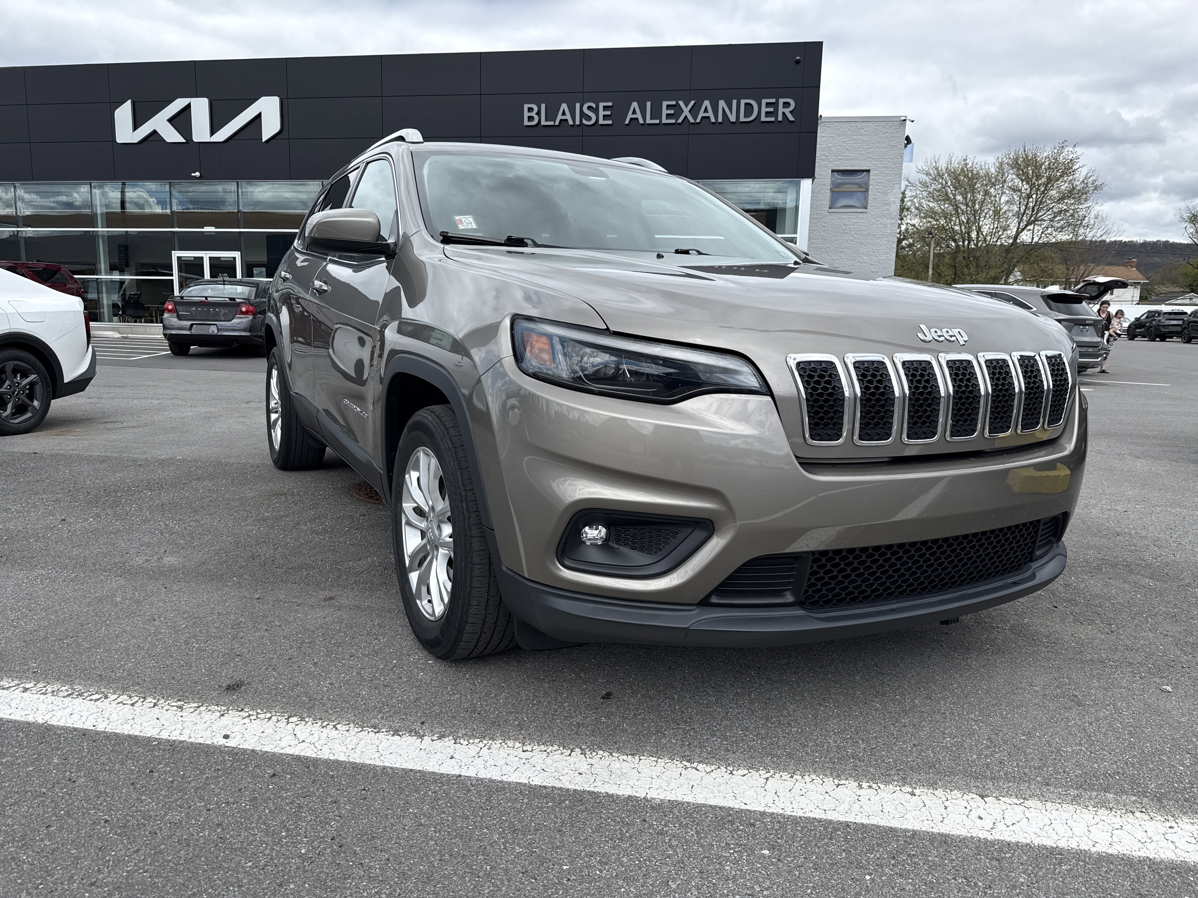 Used 2019 Jeep Cherokee Latitude w/ Popular Appearance Group image 1