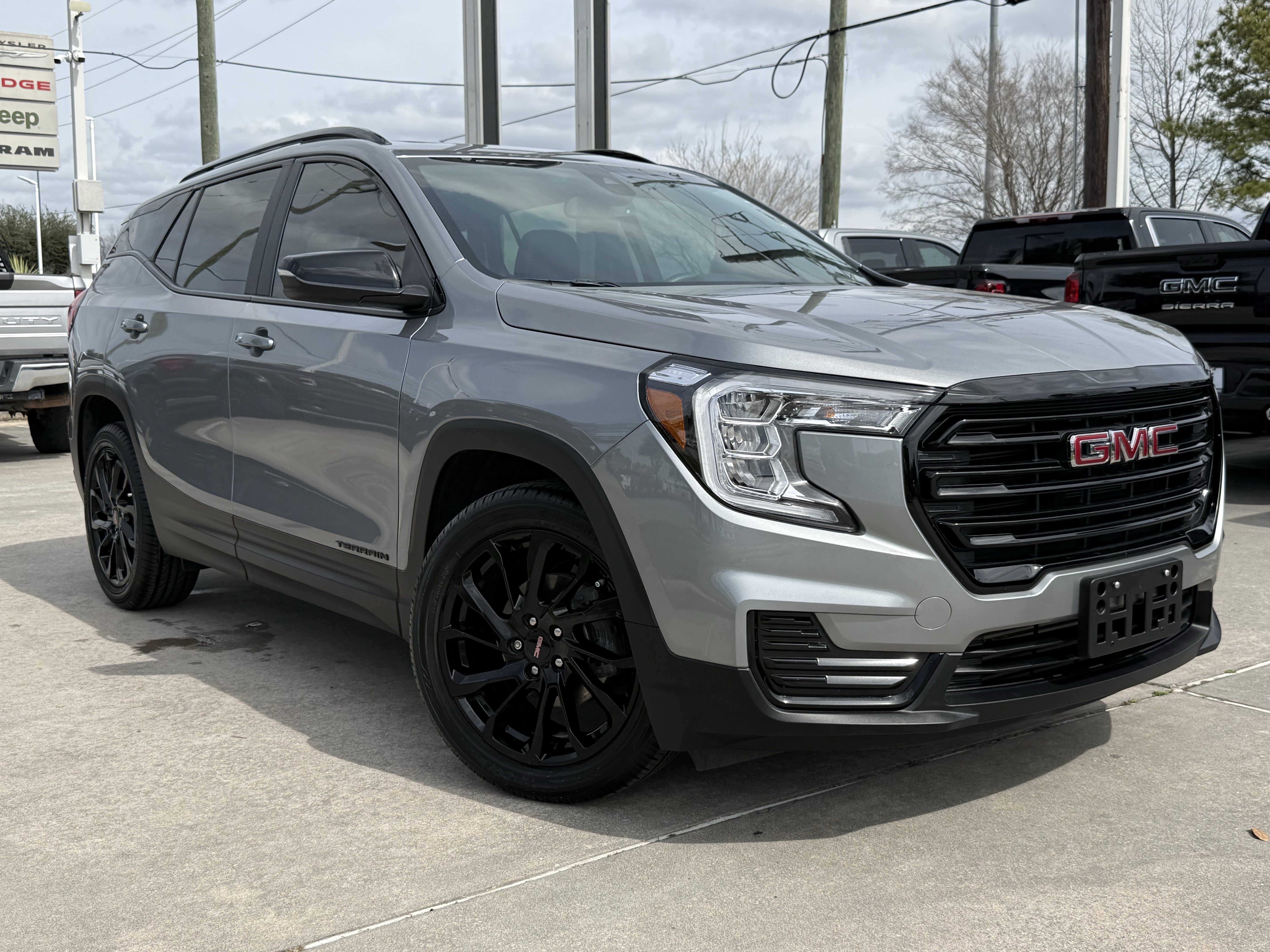 Used 2024 GMC Terrain SLE w/ Driver Convenience Package image 2