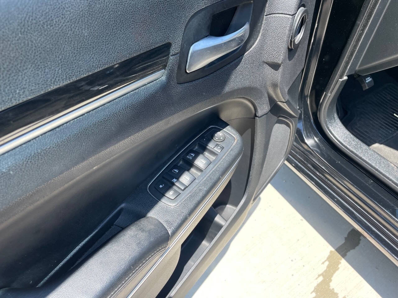 Used 2017 Chrysler 300 Limited RWD image 13