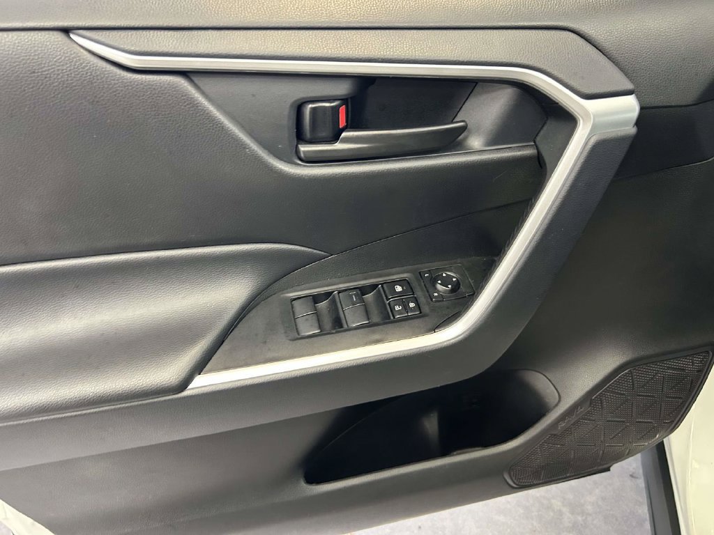 Used 2024 Toyota RAV4 LE AWD/4WD image 16