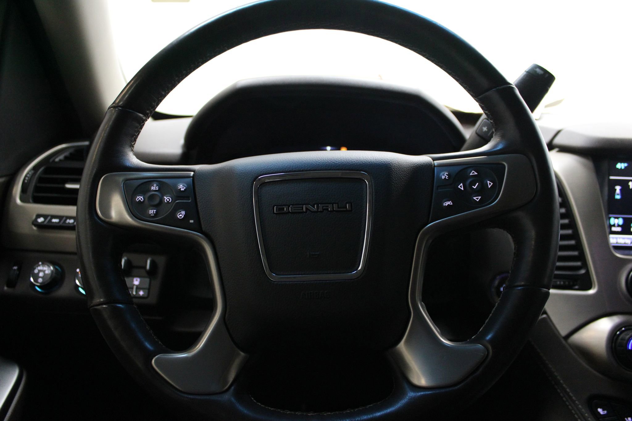 Used 2018 GMC Yukon Denali image 30