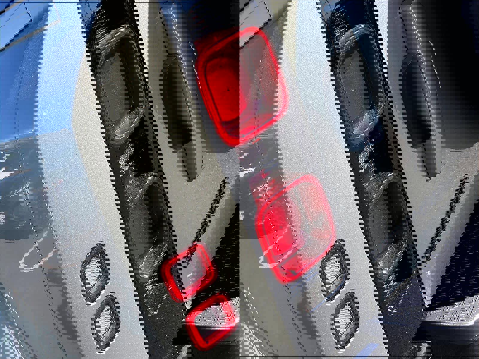 Used 2025 Land Rover Defender 110 X-Dynamic SE image 30