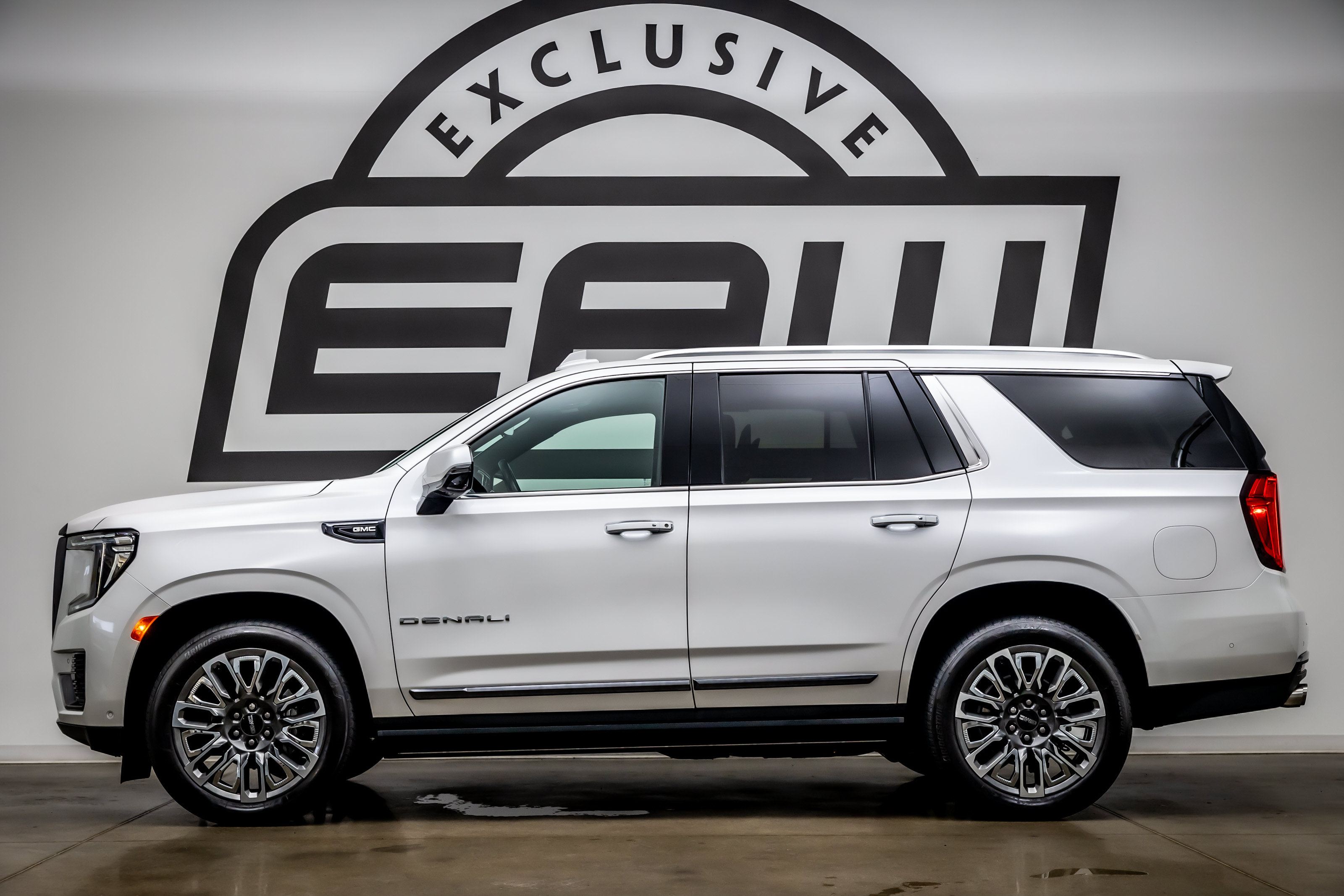 Used 2023 GMC Yukon Denali Ultimate AWD/4WD image 6