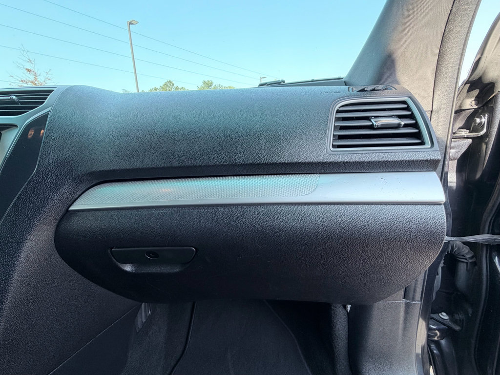 Used 2017 Ford Explorer XLT w/ Equipment Group 202A FWD image 19