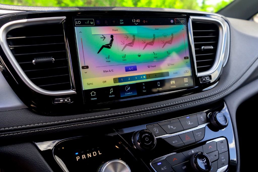 New 2026 Chrysler Pacifica Limited FWD image 17