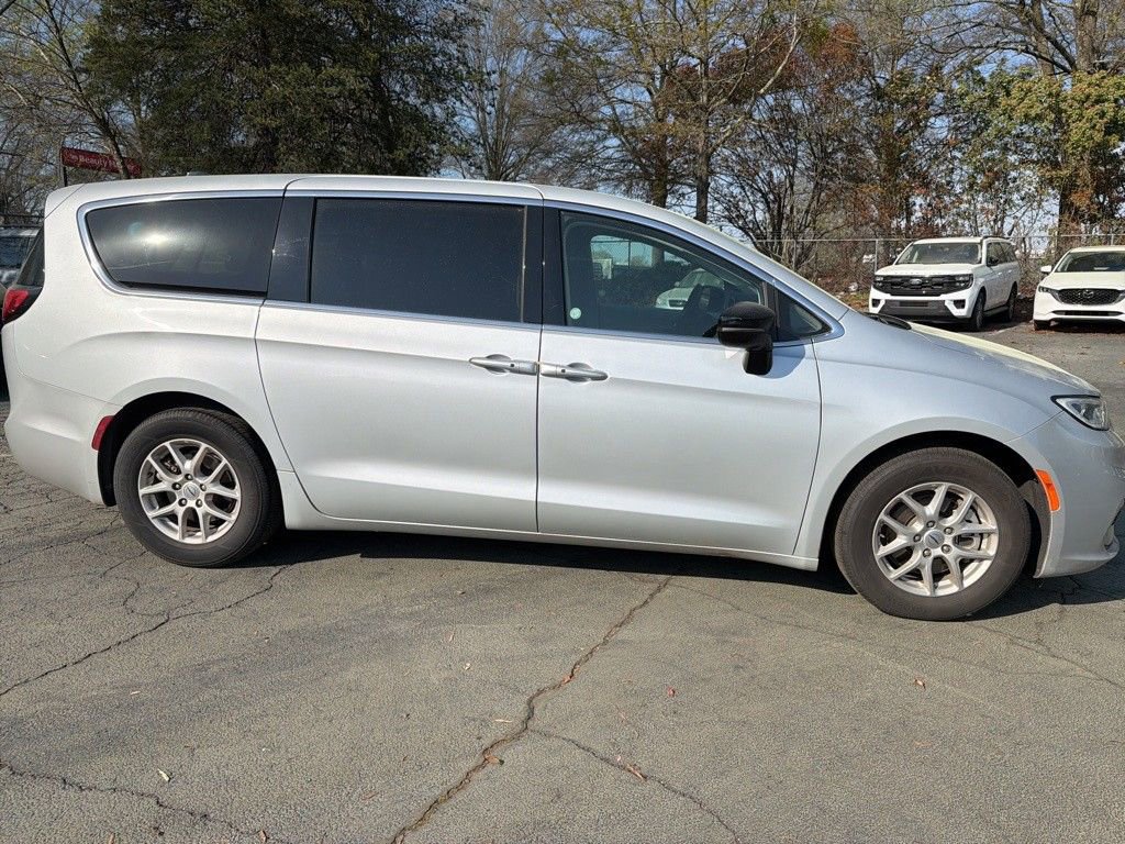 Used 2024 Chrysler Pacifica Touring-L image 4