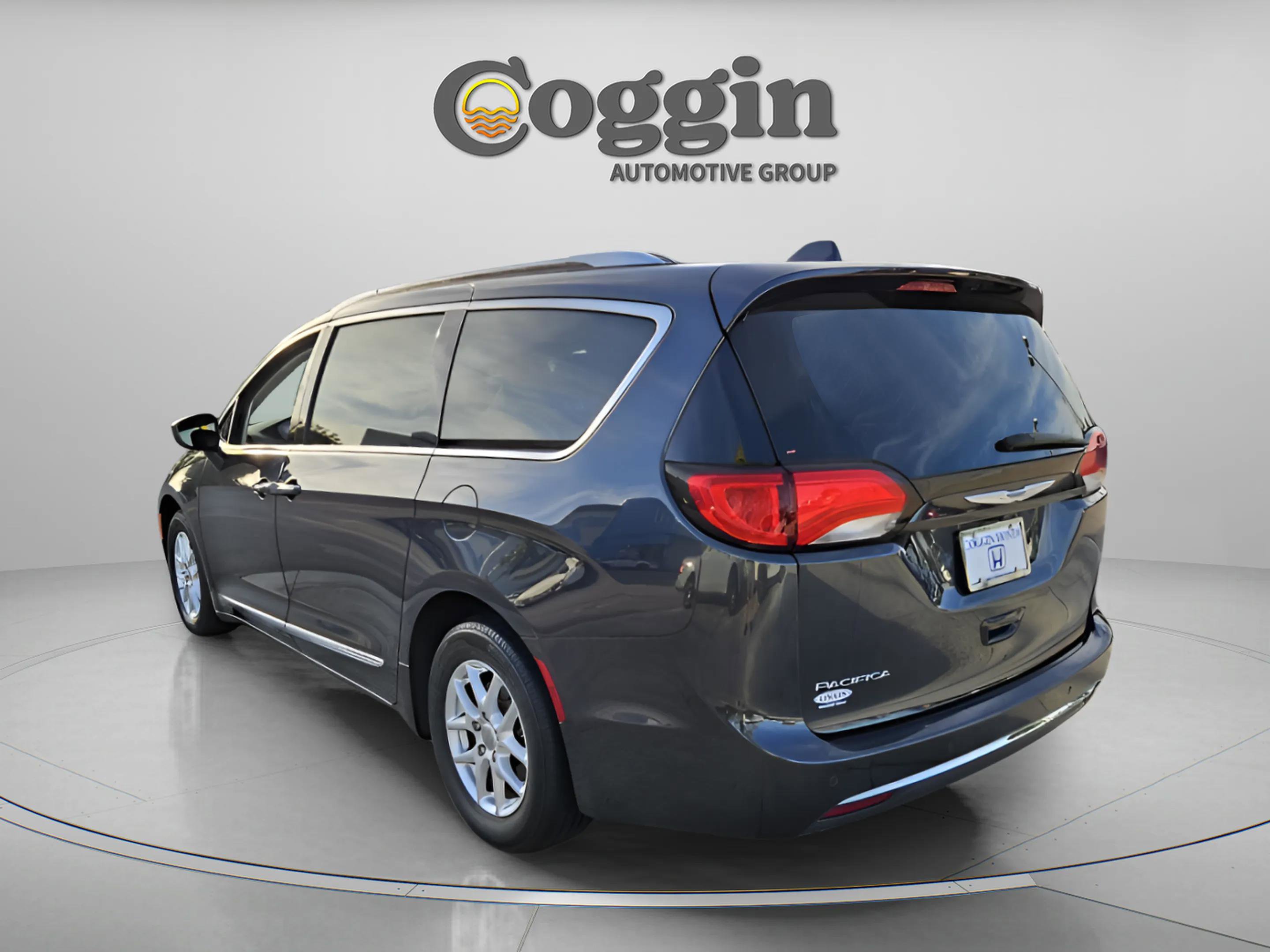 Used 2020 Chrysler Pacifica Touring-L image 3