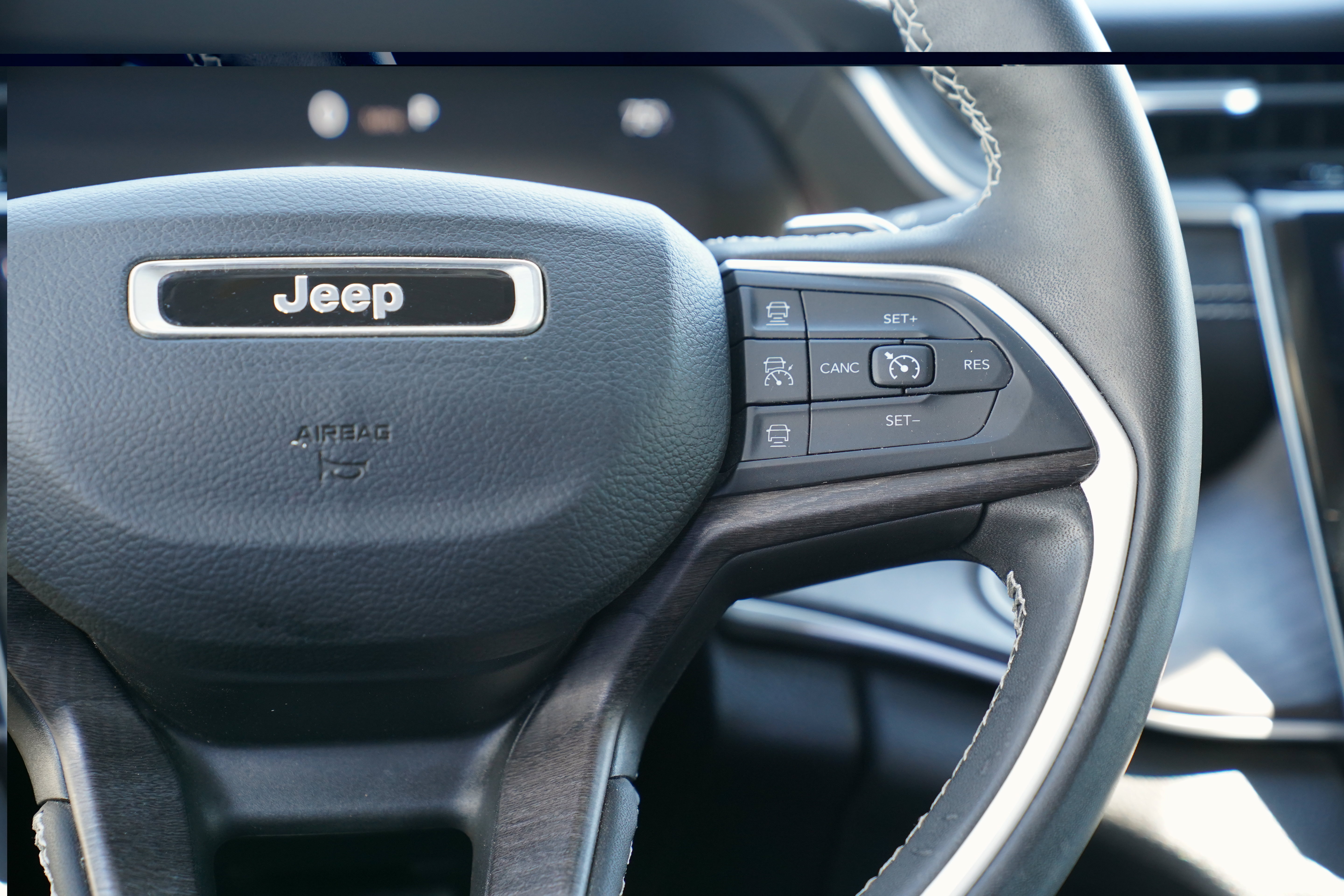 Used 2023 Jeep Grand Cherokee Limited AWD/4WD image 19