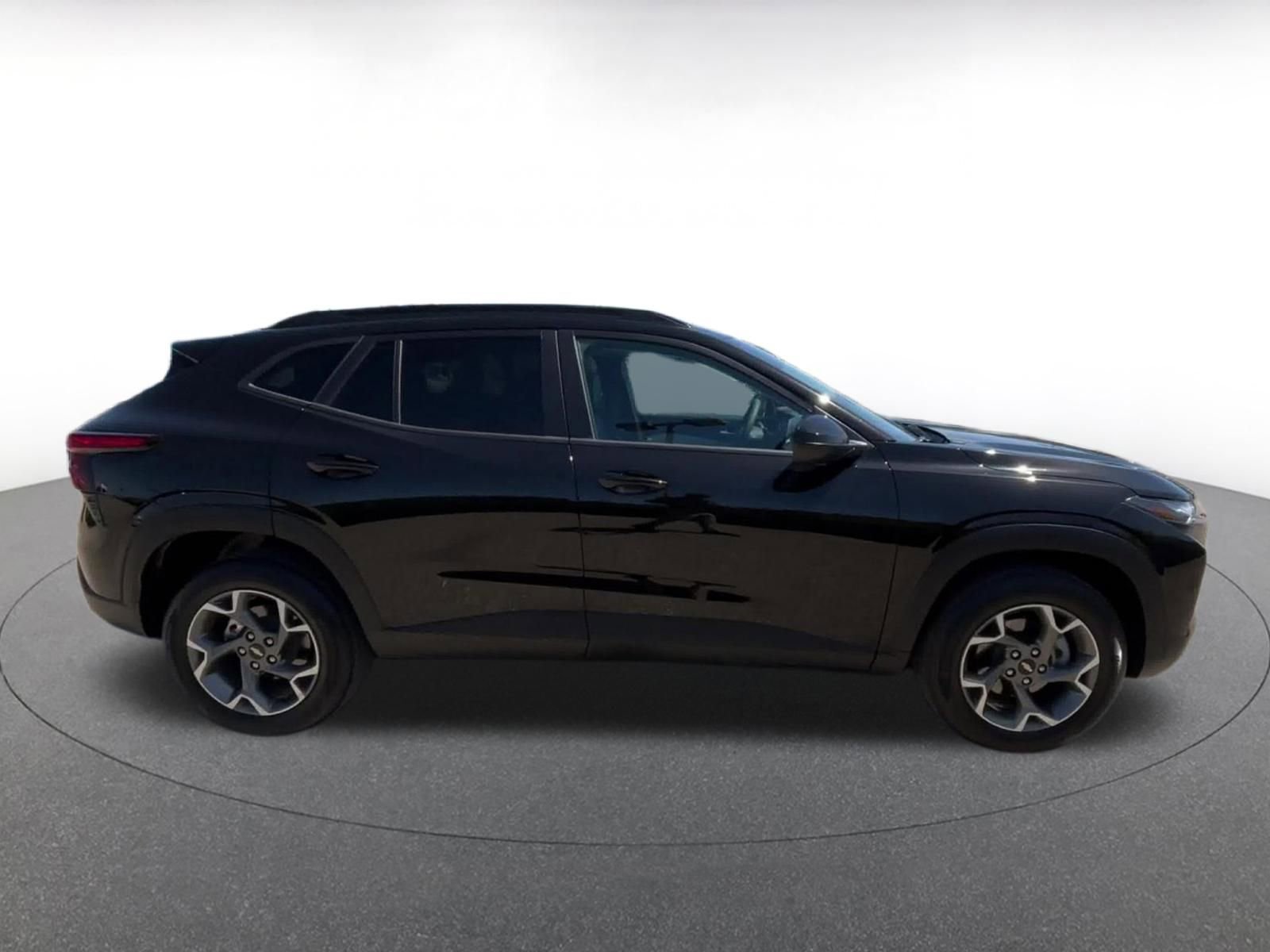 Used 2025 Chevrolet Trax LT FWD image 16