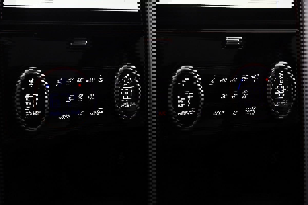 Used 2023 Land Rover Discovery Metropolitan Edition image 34