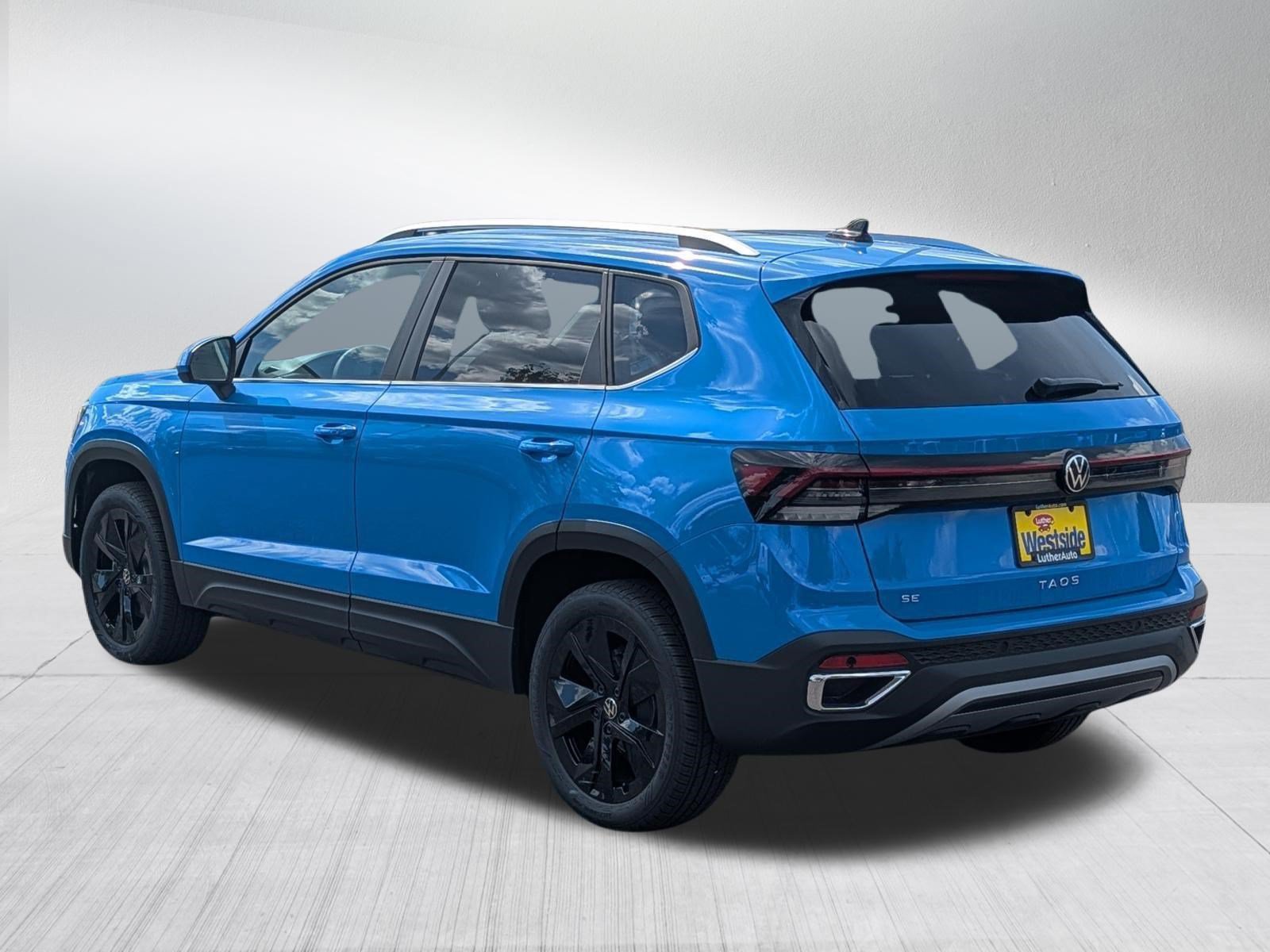 New 2026 Volkswagen Taos SE FWD image 2