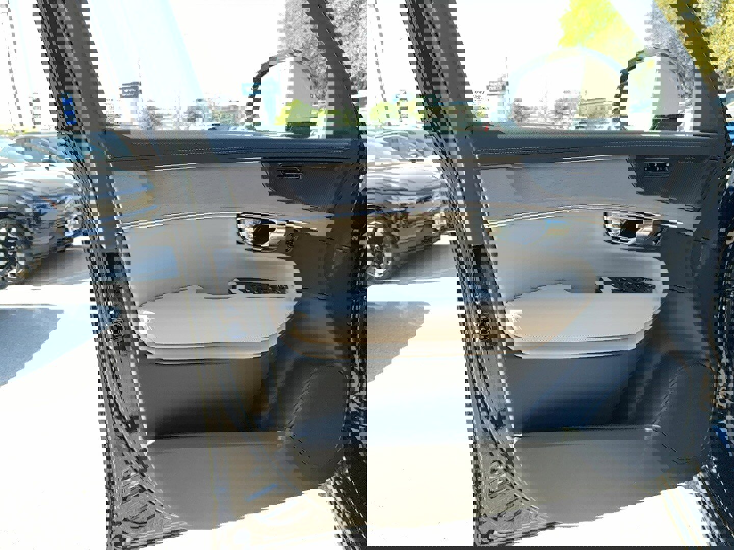 New 2026 Volvo XC90 T8 Plus w/ Protection Package Premier image 10