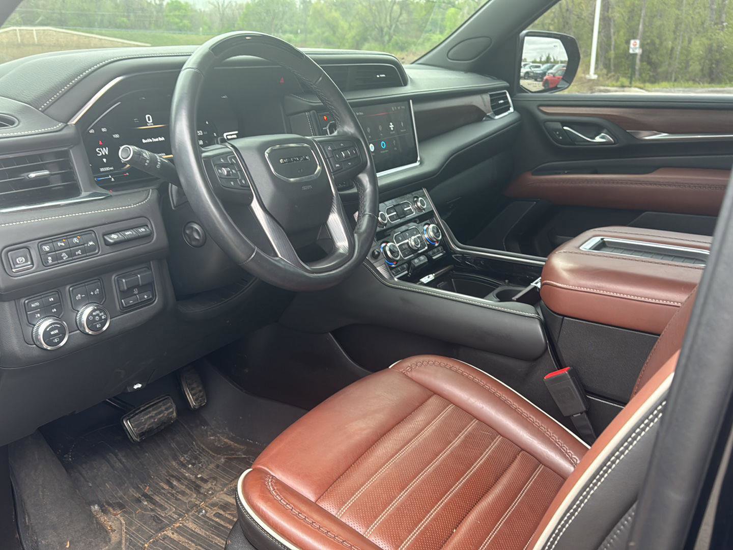 Used 2023 GMC Yukon XL Denali Ultimate AWD/4WD image 12