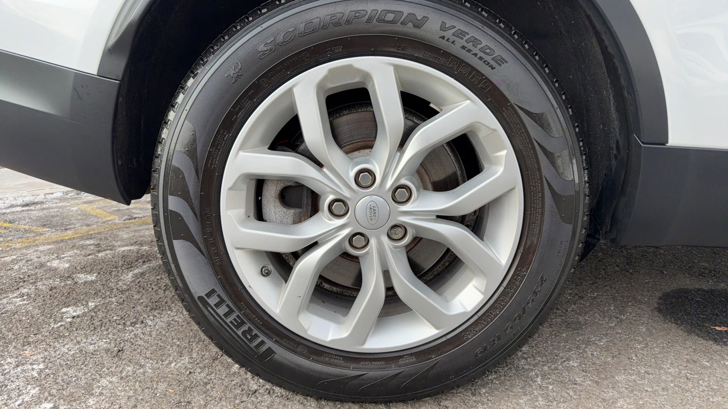 Used 2017 Land Rover Discovery SE image 11