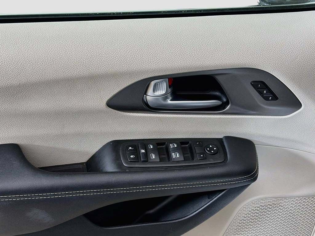 Used 2024 Chrysler Pacifica Touring-L FWD image 31