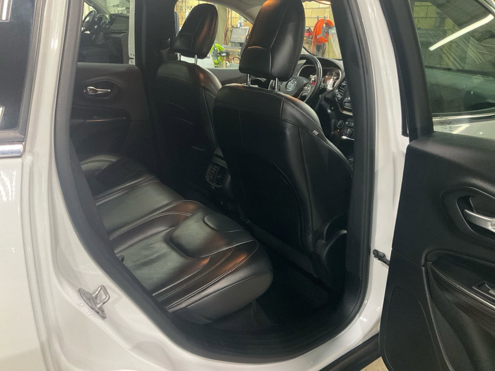 Used 2017 Jeep Cherokee Limited AWD/4WD image 16